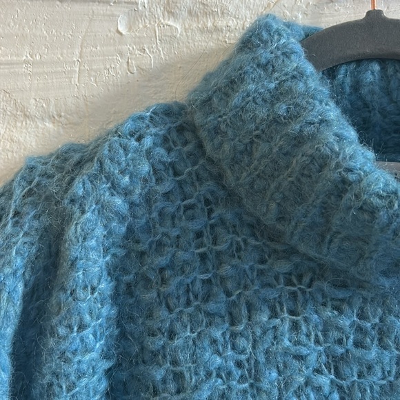 NAADAM - Bouclé Alpaca-Blend Turtleneck Sweater - Picture 4 of 8
